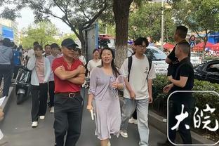 主场对阵辽宁！北京队总教练许利民训练时手拿笔记本来到替补席